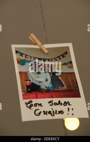 Une photo de trois personnes est accrochée à un mur. L'image est en espagnol et dit Banque D'Images