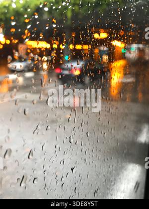 Voir à travers un verre humide. Banque D'Images