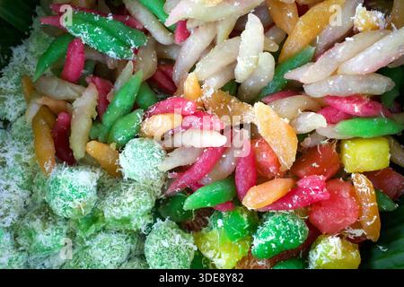 Klepon coloré, cenil, rouge, vert, klepon blanc, gethuk, collations traditionnelles indonésiennes appelées jajanan pasar. Banque D'Images