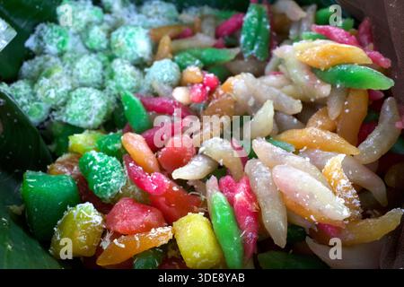 Klepon coloré, cenil, rouge, vert, klepon blanc, gethuk, collations traditionnelles indonésiennes appelées jajanan pasar. Banque D'Images