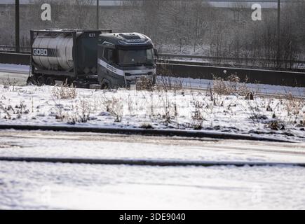 Habay, Belgique. 06 janvier 2026. Un camion sur l'autoroute E411 près de Habay, le mardi 06 janvier 2026. Les températures sont basses en Belgique avec des chutes de neige locales pendant plusieurs jours. Crédit : Belga News Agency/Alamy Live News Banque D'Images