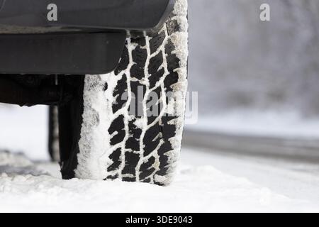 Habay, Belgique. 06 janvier 2026. Gros plan sur un pneu recouvert de neige sur une route enneigée près de Habay, le mardi 06 janvier 2026. Les températures sont basses en Belgique avec des chutes de neige locales pendant plusieurs jours. Crédit : Belga News Agency/Alamy Live News Banque D'Images