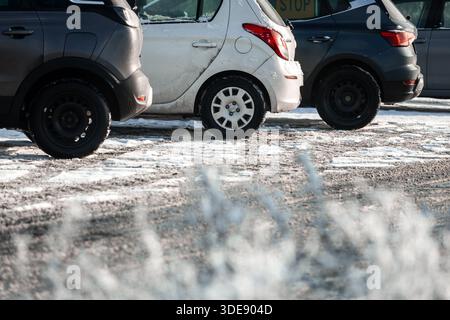Habay, Belgique. 06 janvier 2026. Un parking couvert de neige près de Habay, le mardi 06 janvier 2026. Les températures sont basses en Belgique avec des chutes de neige locales pendant plusieurs jours. Crédit : Belga News Agency/Alamy Live News Banque D'Images