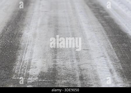 Habay, Belgique. 06 janvier 2026. Gros plan sur une route enneigée et glacée près de Habay, le mardi 06 janvier 2026. Les températures sont basses en Belgique avec des chutes de neige locales pendant plusieurs jours. Crédit : Belga News Agency/Alamy Live News Banque D'Images