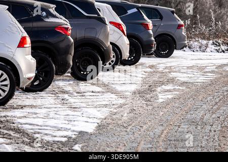 Habay, Belgique. 06 janvier 2026. Voitures sur un parking couvert de neige près de Habay, le mardi 06 janvier 2026. Les températures sont basses en Belgique avec des chutes de neige locales pendant plusieurs jours. Crédit : Belga News Agency/Alamy Live News Banque D'Images