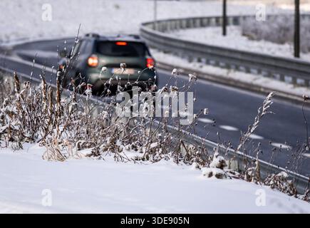 Habay, Belgique. 06 janvier 2026. Une voiture sur une route près de Habay le mardi 06 janvier 2026. Les températures sont basses en Belgique avec des chutes de neige locales pendant plusieurs jours. Crédit : Belga News Agency/Alamy Live News Banque D'Images