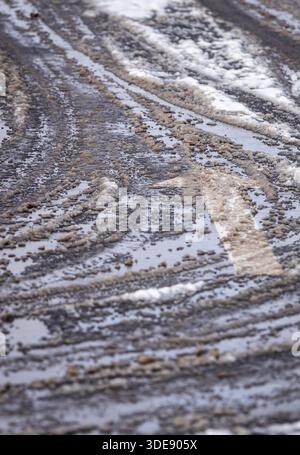 Habay, Belgique. 06 janvier 2026. Une route recouverte de neige près de Habay le mardi 06 janvier 2026. Les températures sont basses en Belgique avec des chutes de neige locales pendant plusieurs jours. Crédit : Belga News Agency/Alamy Live News Banque D'Images