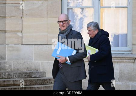 Paris, France. 06 janvier 2026. Le ministre français de l’Economie, des Finances et de l’industrie, de l’Energie et de la souveraineté numérique Roland Lescure quitte une réunion sur la situation des agriculteurs et de l’agriculture avec le premier ministre Sébastien Lecornu à l’Hôtel de Matignon le 6 janvier 2026. Photo de Tomas Stevens/ABACAPRESS.COM crédit : Abaca Press/Alamy Live News Banque D'Images