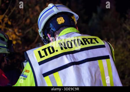 Notarzt im Einsatz BEI nächtlichem Rettungseinsatz. Médecin urgentiste lors d'une intervention de secours nocturne. Banque D'Images