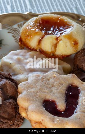 Gros plan d'une assiette de biscuits gastronomiques faits maison, fraîchement cuits, États-Unis Banque D'Images