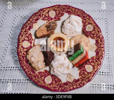 Gros plan d'une assiette de biscuits gastronomiques faits maison, fraîchement cuits, États-Unis Banque D'Images