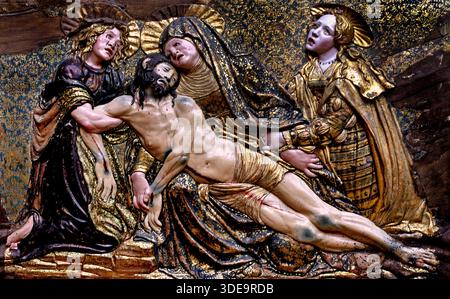 La Lamentation du Christ sculpture en relief en noyer doré, vers 1525, Renaissance espagnole par Juan de Valmaseda. Exposé de manière permanente à l'intérieur du Bode-Museum, Berlin. Sculpture de la Renaissance "La Lamentation du Christ" La Lamentation du Christ, sculptée vers 1525 par le sculpteur de renom de la Renaissance espagnole Juan de Valmaseda. Banque D'Images
