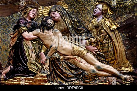 La Lamentation du Christ sculpture en relief en noyer doré, vers 1525, Renaissance espagnole par Juan de Valmaseda. Exposé de manière permanente à l'intérieur du Bode-Museum, Berlin. Sculpture de la Renaissance "La Lamentation du Christ" La Lamentation du Christ, sculptée vers 1525 par le sculpteur de renom de la Renaissance espagnole Juan de Valmaseda. Banque D'Images