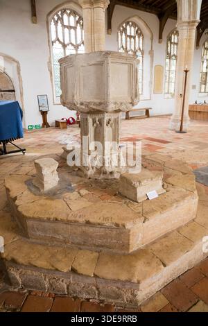 Fonts baptismaux et intérieur à l'intérieur de l'église Holy Trinity, Blythburgh. Suffolk, nef et colonnes surmontées d'arche, vitraux, sont en arrière-plan. ROYAUME-UNI. (140) Banque D'Images