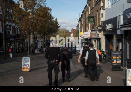 Monument local de Sutton, police in Numbers promenez-vous dans une parade victorienne qui est démolie pour faire place à de nouveaux magasins et maisons. Banque D'Images