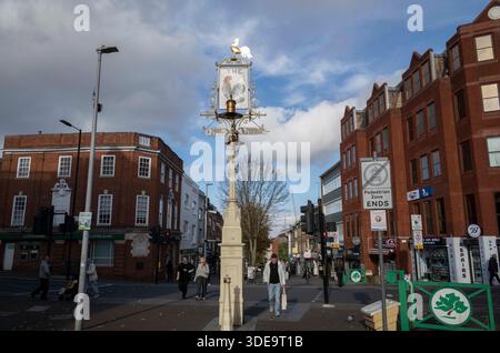 Monument local de Sutton, police in Numbers promenez-vous dans une parade victorienne qui est démolie pour faire place à de nouveaux magasins et maisons. Banque D'Images