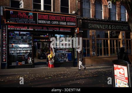 Sutton local Landmark, un défilé victorien qui est démoli pour faire place à de nouvelles boutiques et maisons. Génériques de la rue principale. Banque D'Images