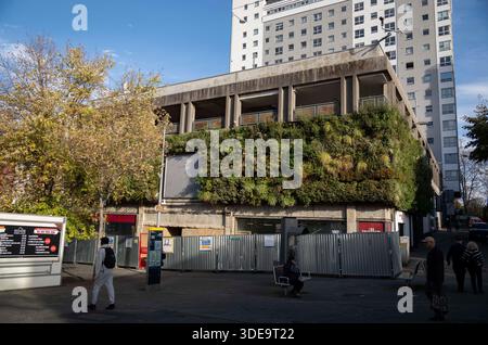 Sutton local Landmark, un défilé victorien qui est démoli pour faire place à de nouvelles boutiques et maisons. Banque D'Images
