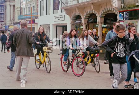 Vélos OFO à Norwich, Royaume-Uni. OFO, le géant chinois du partage de vélos sans quock, est entré au Royaume-Uni en 2017 avec des vélos jaunes signature dans des villes comme Cambridge, Oxford et Londres. Malgré la levée de milliards de dollars en capital-risque, l'entreprise a été confrontée à d'immenses obstacles, notamment le vandalisme, le vol et les pertes opérationnelles. Début 2019, Ofo dissout sa division internationale et se retire entièrement du marché britannique. Aujourd'hui, des cadres abandonnés et des vélos « libérés » font parfois surface, servant d'avertissement à la bulle de l'« économie du partage ». Banque D'Images