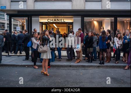 Paris, France, grande foule de gens, attente en ligne, file d'attente pour un événement shopping de luxe, soirée mode, scène de rue, Chanel Shop Front Banque D'Images