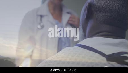 Vérification doc examinant l'homme à droite dans la chambre avec stéthoscope manteau blanc coucher de soleil superposition, espace de copie Banque D'Images