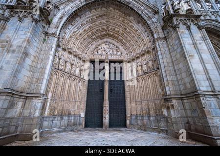 Des sculptures et sculptures complexes en pierre décorent la grande entrée voûtée de la cathédrale historique de Tolède en Espagne. Banque D'Images
