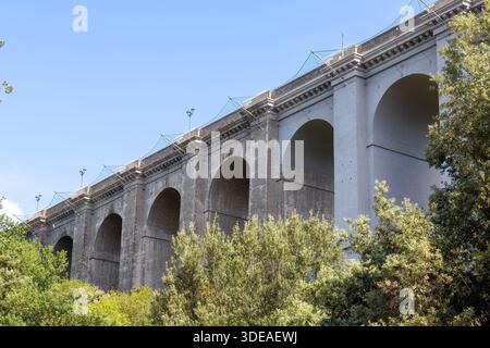 Le pont d'Ariccia est un viaduc monumental, érigé dans le but de rectifier le tracé de la voie Appienne entre Albano Laziale et Ariccia. Banque D'Images