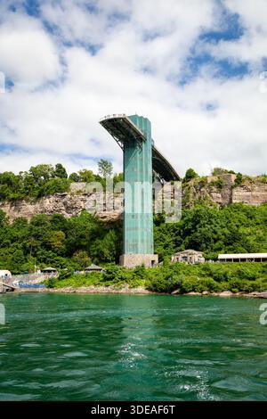 La tour d'observation Crows Nest surplombant les chutes américaines. Banque D'Images