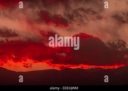 Ciel rouge spectaculaire coucher de soleil sur la montagne des Andes Banque D'Images