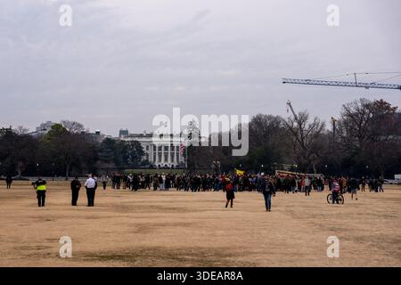 Washington, DC, États-Unis. 4 janvier 2026. Les supporters du 6 janvier défilent sur l'ellipse nationale pour commémorer le cinquième anniversaire de la manifestation au Capitole des États-Unis à Washington DC le 6 janvier 2025 (crédit image : © Andrew Leyden/ZUMA Press Wire) USAGE ÉDITORIAL SEULEMENT ! Non destiné à UN USAGE commercial ! Banque D'Images