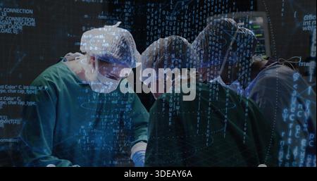 Équipe chirurgicale de travail portant des blouses et des masques penchés au-dessus de la table dans OU avec des moniteurs, recouvrement bleu. Fonctionnement, clinique, collaboration, travail d'équipe, moni Banque D'Images