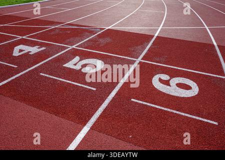 voies de piste de course avec les numéros 4, 5 et 6. piste de course d'athlétisme en caoutchouc avec marquages Banque D'Images