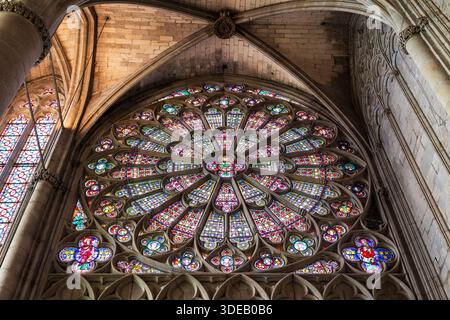 Fenêtre rose rayonnante de l'intérieur de la basilique Saint-Nazaire à Carcassonne Banque D'Images