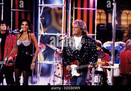 Dieter Bohlen mit seiner Band Blue System und Sängerin Nadja Abd el Farrag, alias Naddel, BEI einem ZDF Auftritt in Peters Pop Show, live in der Westfalenhalle in Dortmund, 1991. Banque D'Images