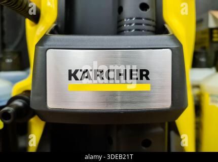 Kiel, Allemagne - 22. Décembre 2025 : logo de la marque Kärcher affiché sur une plaque métallique d'un équipement de nettoyage jaune Banque D'Images