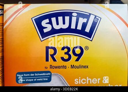 Kiel, Allemagne - 22. Décembre 2025 : emballage du sac pour aspirateur Swirl R 39 montrant les détails de la marque et du produit Banque D'Images