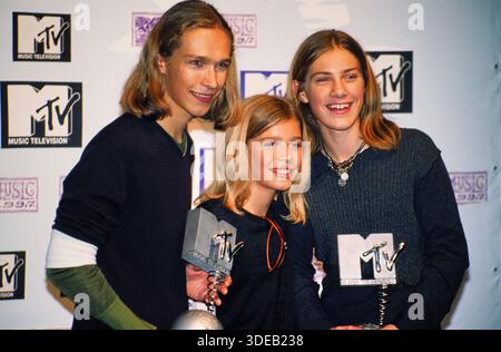 MTV Europe Music Awards 1997, vainqueur de l'artiste révolutionnaire : le groupe Pop Rock américain Hanson, avec les frères Isaac Hanson, Taylor Hanson, Zac Hanson Banque D'Images