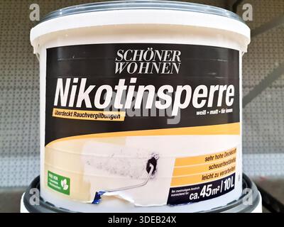 Kiel, Allemagne - 22. Décembre 2025 : seau de peinture Nikotinsperre couvrant des taches de fumée sur une étagère dans un magasin Banque D'Images