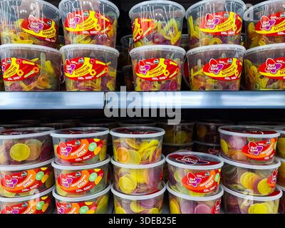Kiel, Allemagne - 22. Décembre 2025 : gommes aux fruits Red Band et bonbons schnuller disposés sur les étagères des magasins Banque D'Images
