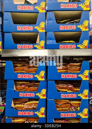 Kiel, Allemagne - 22. Décembre 2025 : boîtes de marque Haribo présentant des produits de confiserie à vendre dans un magasin de détail Banque D'Images