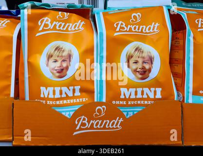 Kiel, Allemagne - 22. Décembre 2025 : Orange Brandt zweiback emballe le visage d'un enfant souriant Banque D'Images