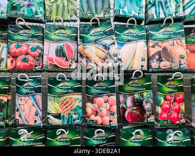 Kiel, Allemagne - 22. Décembre 2025 : affichage des paquets de graines pour divers légumes et fruits de Quedlinburger Banque D'Images