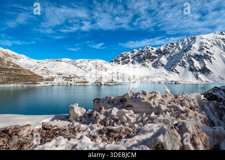 Découvrez les hautes Andes : le réservoir El Yeso, un lac artificiel serein et pittoresque dans la région métropolitaine du Chili. Banque D'Images