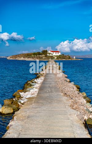 Vue panoramique de la chapelle blanche d'Agios Nikolaos sur un petit îlot dans le port de Myrina. Banque D'Images