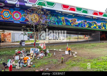 Ofrenda et peintures murales au Chicano Park à Barrio Logan, San Diego, Californie Banque D'Images