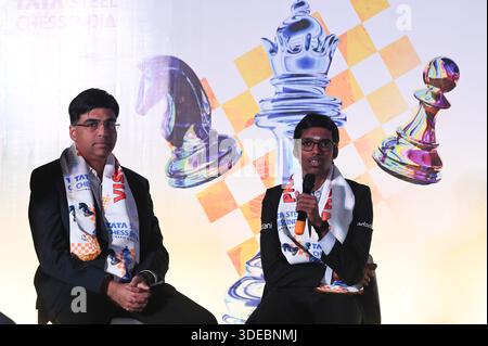 Kolkata, Inde. 06 janvier 2026. KOLKATA, INDE - 6 JANVIER : L'ancien grand maître indien Viswanathan Anand, cinq fois champion du monde, participe au tournoi TATA Steel Chess India après 6 longues années avec le grand maître indien R Praggnanandhaa lors de la cérémonie de tirage au sort le 6 janvier 2026 à Kolkata, en Inde. (Photo de Samir Jana/Hindustan Times/Sipa USA) crédit : Sipa USA/Alamy Live News Banque D'Images