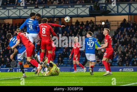 Ibrox Stadium, Glasgow, Royaume-Uni. 6 janvier 2026. Scottish Premiership Football, Rangers versus Aberdeen ; Emmanuel Fernandez des Rangers dirige le ballon et marque à la 11e minute pour faire 1-0 à Rangers Credit : action plus Sports/Alamy Live News Banque D'Images