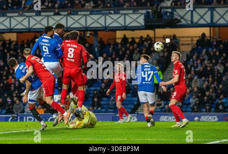 Ibrox Stadium, Glasgow, Royaume-Uni. 6 janvier 2026. Scottish Premiership Football, Rangers versus Aberdeen ; Emmanuel Fernandez des Rangers dirige le ballon et marque à la 11e minute pour faire 1-0 à Rangers Credit : action plus Sports/Alamy Live News Banque D'Images