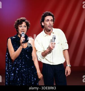 Doris Bierett und Hugo Egon Balder BEI einem Auftritt in der ZDF Spielshow 'Dalli Dalli', Deutschland 1985. Banque D'Images