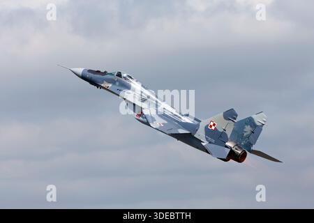 RAF Fairford, Gloucestershire, Royaume-Uni - 20 juillet 2013 : Mikoyan-Gurevich MiG-29 Fulcrum-A, Red 111, dans une montée de réchauffage complet au RIAT 2013 Banque D'Images
